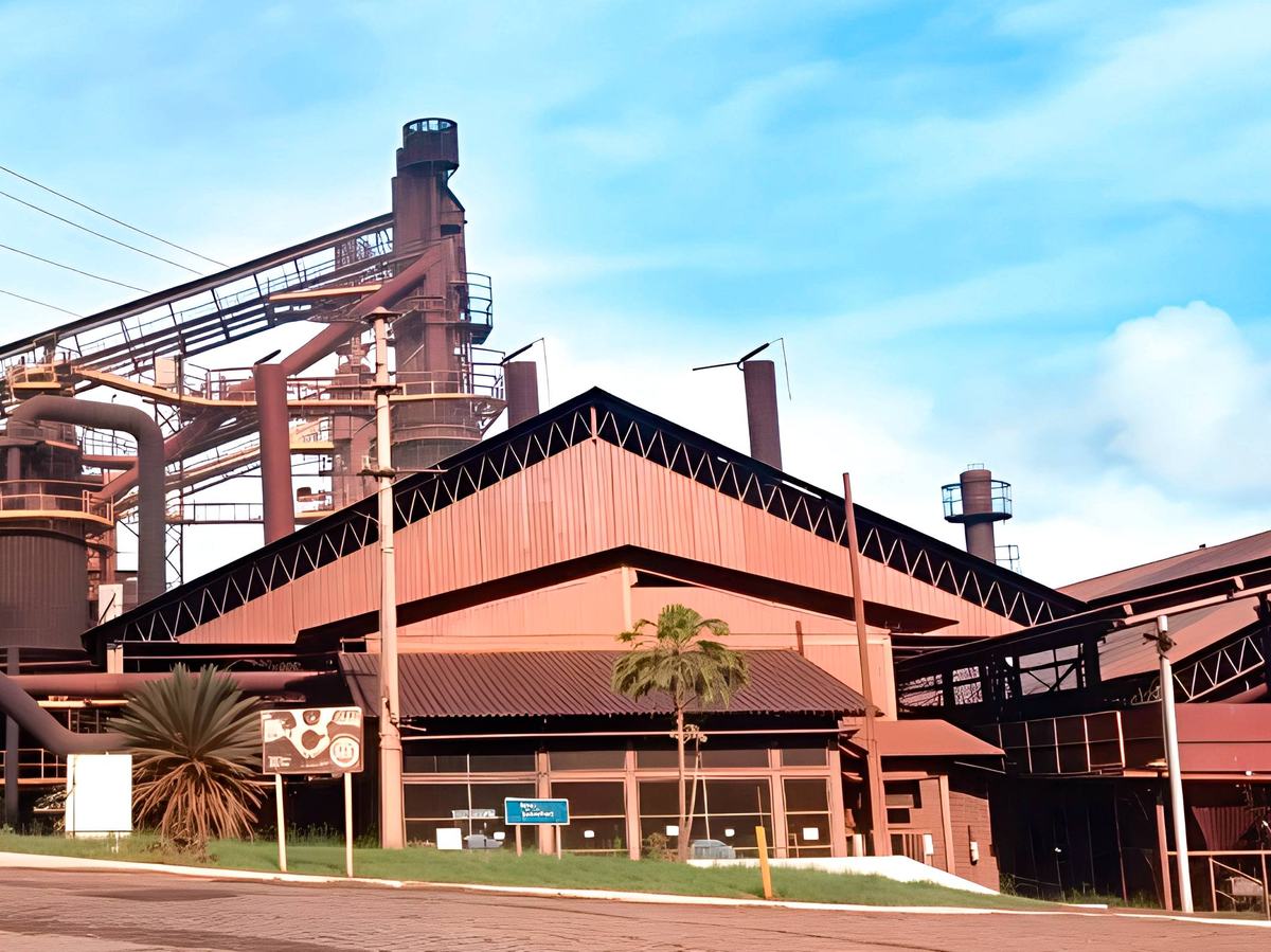 Vista externa da usina siderúrgica da CBF em João Neiva, Espírito Santo